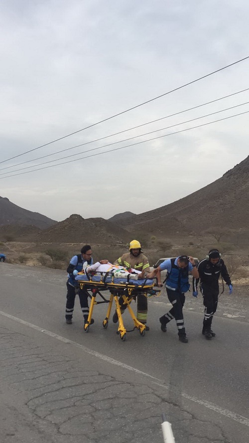  "جناح الجو" بالداخلية يسعف مصابين بحادث مروري في وادي "شوكة"